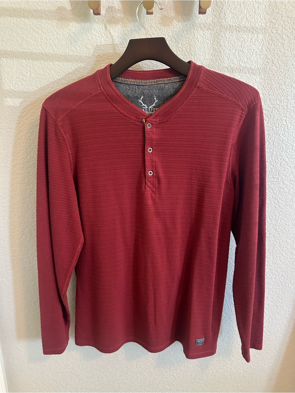 Salute pebble beach Men's Long-Sleeve Henley Shirt in Burgundy by Alcott